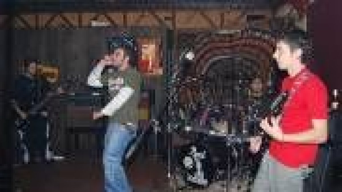 El grupo Konsumo Propio abrió el concierto en el Bar Pícar de Fabero, la noche del viernes al sábado