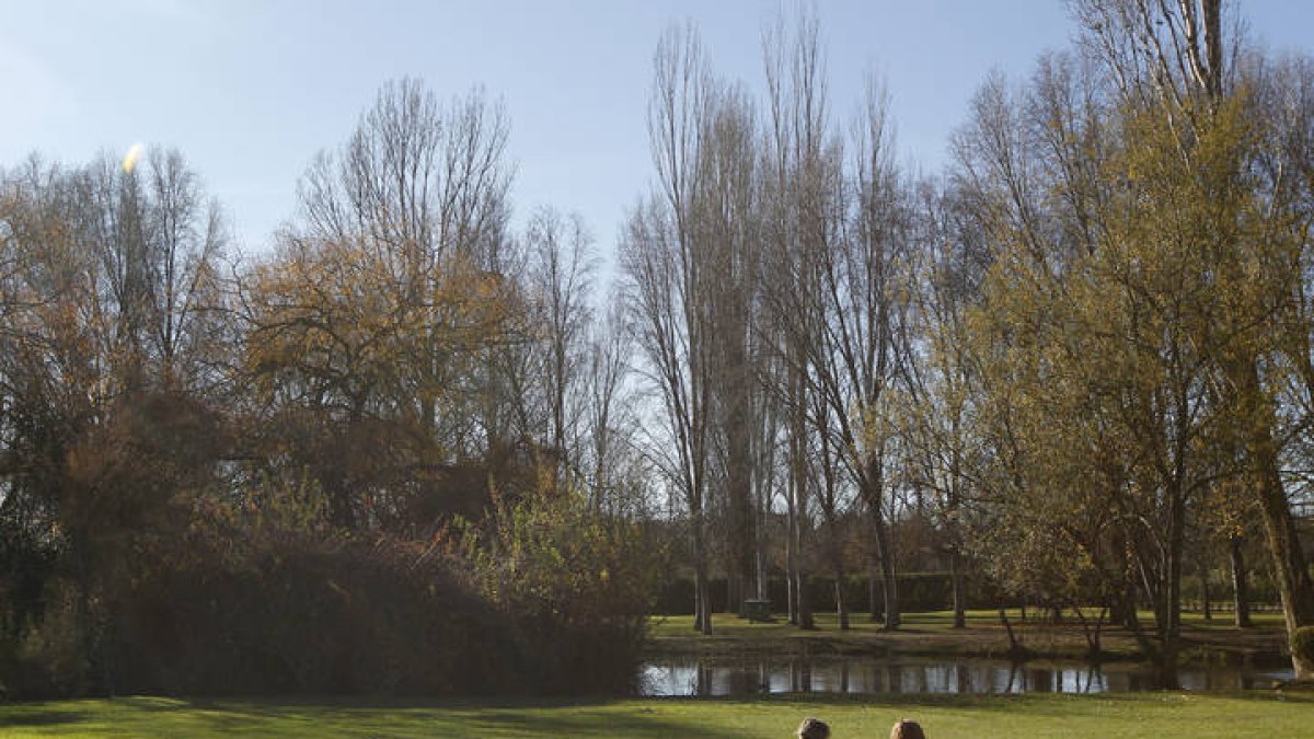 Gente en el parque de La Candamia. F. Otero Perandones.