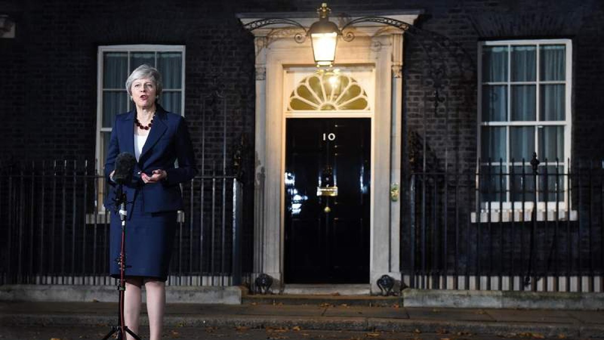 La primera ministra, Theresa May, da a conocer el respaldo del Gobierno al acuerdo. ANDY RAIN