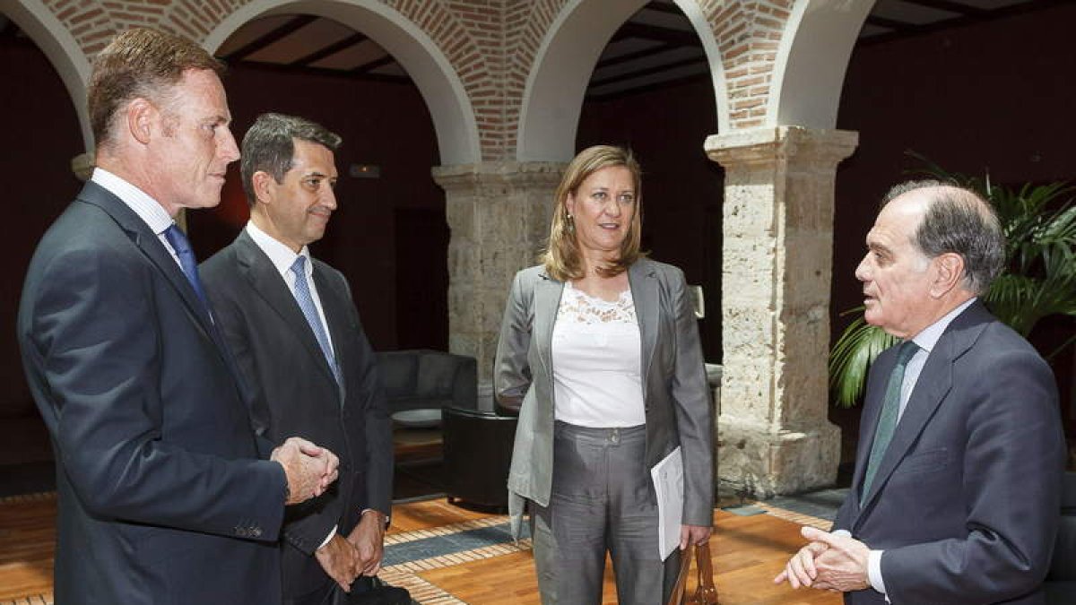 Los responsables del BBVA, con los consejeros de Economía y Hacienda, ayer, en Valladolid.