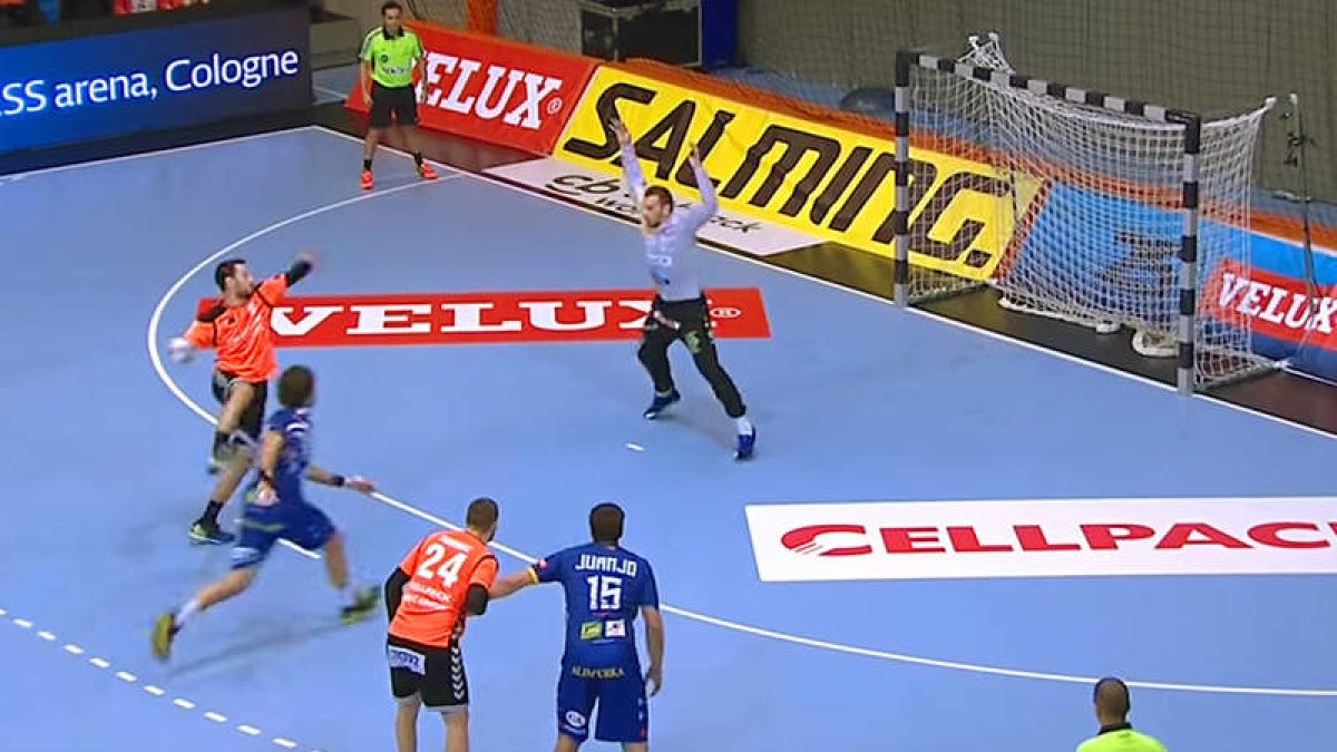El momento que decidió un partido: el meta Vladi Cupara encara agresivo a Pendic y detiene su lanzamiento. DL
