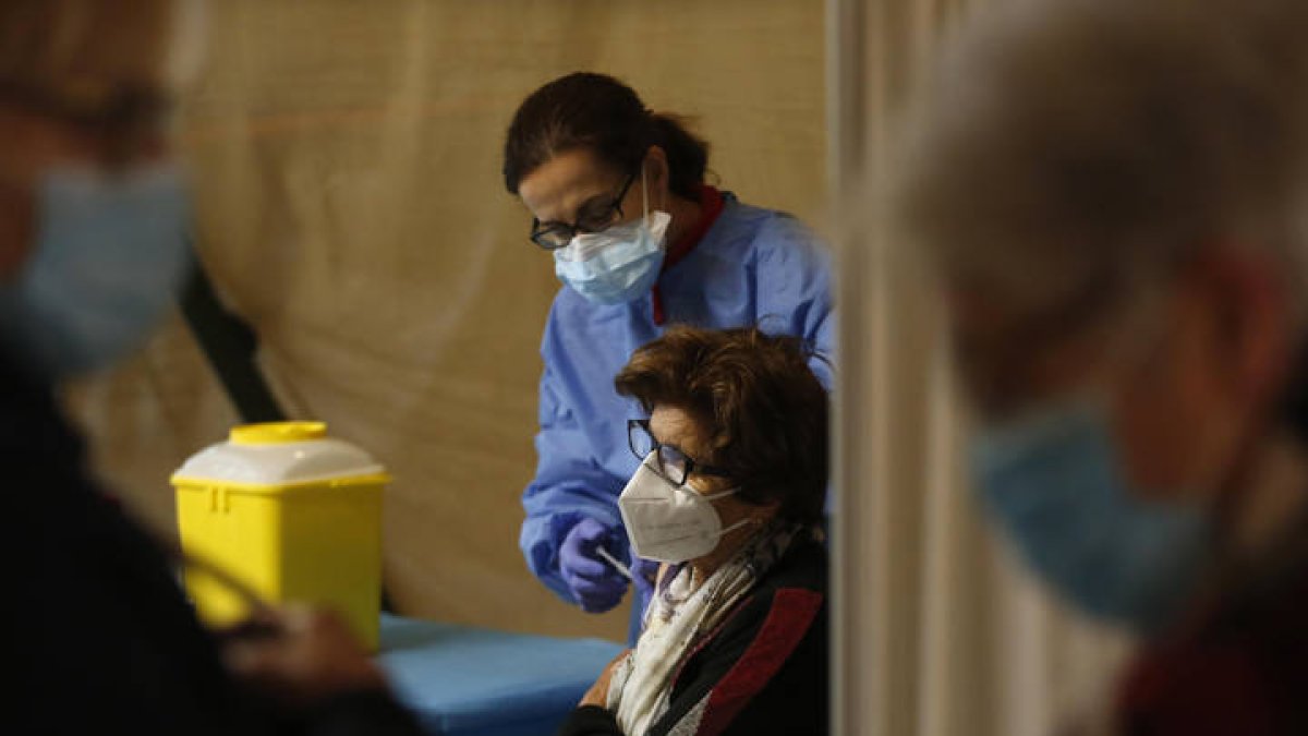 Comienzan a administrar la vacuna de Jansen en el Palacio de Exposiciones de León. F. Otero Perandones.