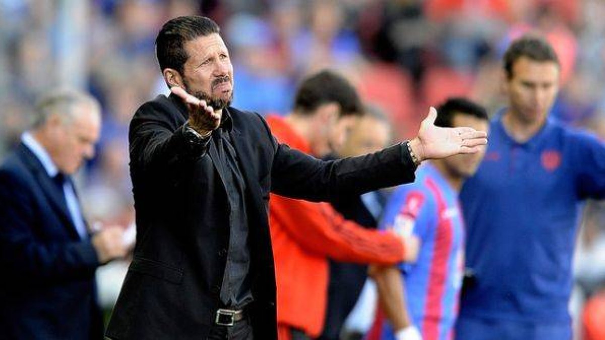 Diego Simeone, durante el partido que ha enfrentado al Levante y el Atlético en el Ciutat de València.