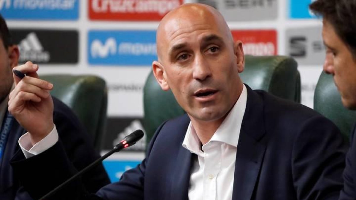 El presidente de la Federación Española de Fútbol, Luis Rubiales, durante la rueda de prensa convocada para anunciar la destitución de Julen Lopetegui como seleccionador español, en Krasnodar.