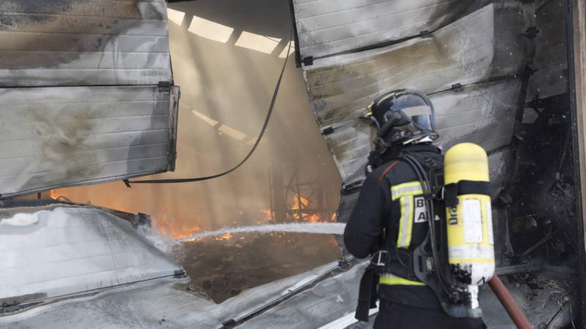 Un bombero el jueves apagando el fuego. M. P.