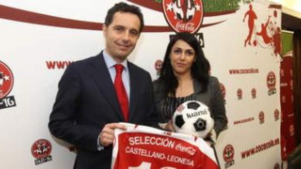 Los organizadores de la Copa, Arturo Palacio, delegado de Coca Cola en la zona norte, y Blanca Garcí