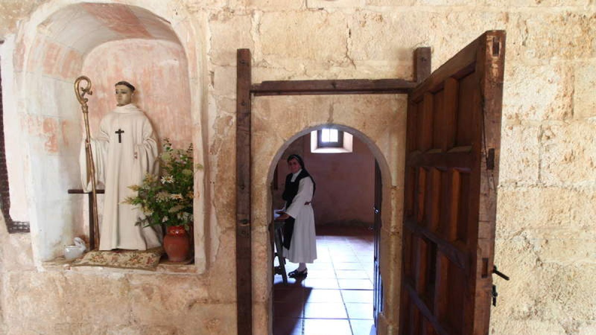Una de las monjas de clausura en su día a día en el convento.