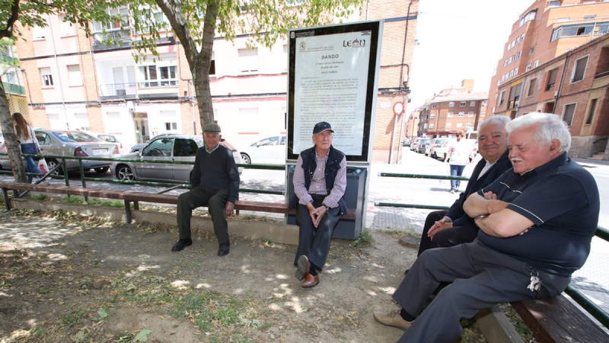 Vecinos del barrio de San Mamés en la concurrida bolera de la avenida de Nocedo. RAMIRO