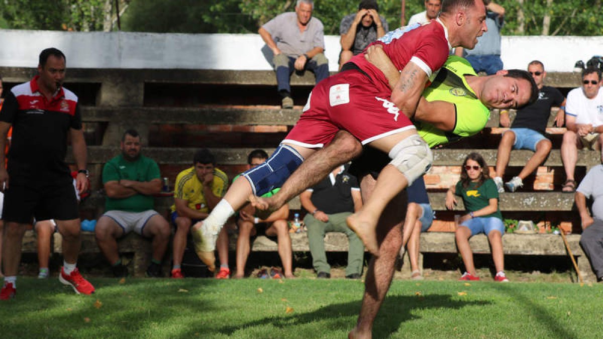 Combate excepcional, la final del peso medio masculino en la tarde de Gradefes, en la que «el último ribereño», Diego Arce, se impuso a Víctor Llamazares. A. B.