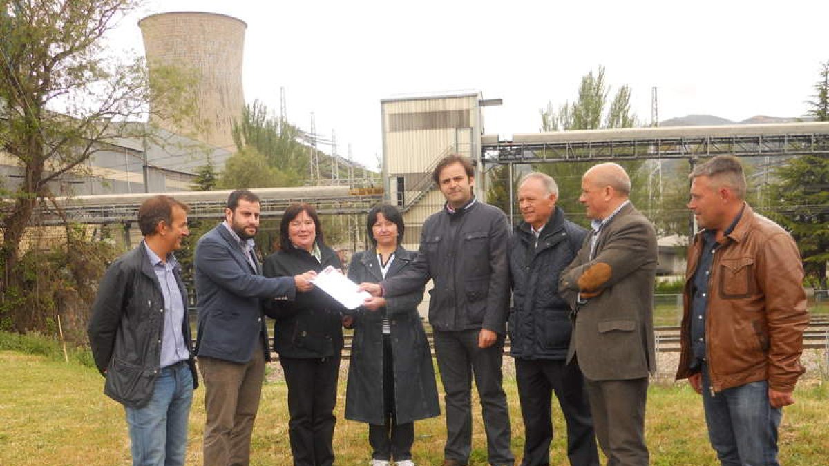 La ejecutiva socialista, con el documento en La Robla.