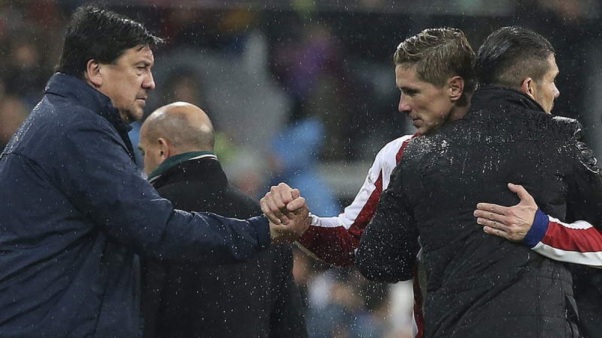 Simeone y el ‘Mono’ Burgos felicitan a Fernando Torres