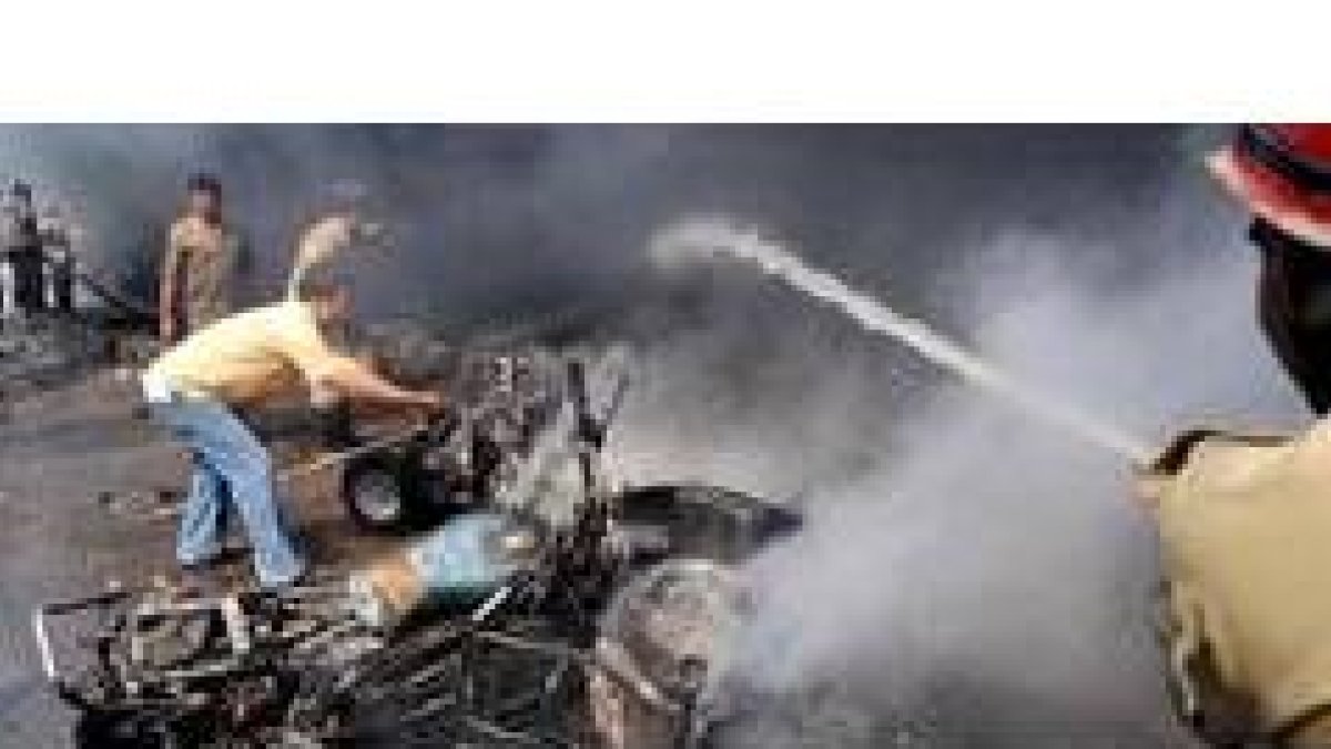 Los bomberos combaten las llamas producidas por las explosiones de ayer en Ganeshguri
