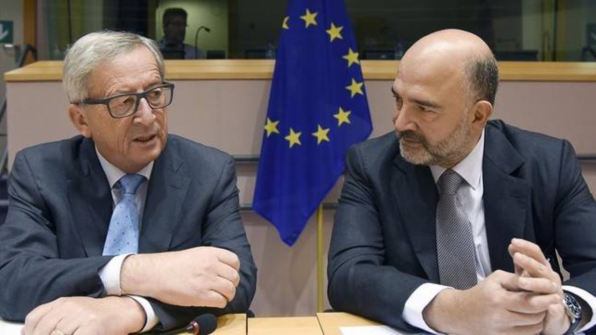 Juncker (izquierda) y Moscovici, en el Parlamento Europeo, en Bruselas, el día 17.