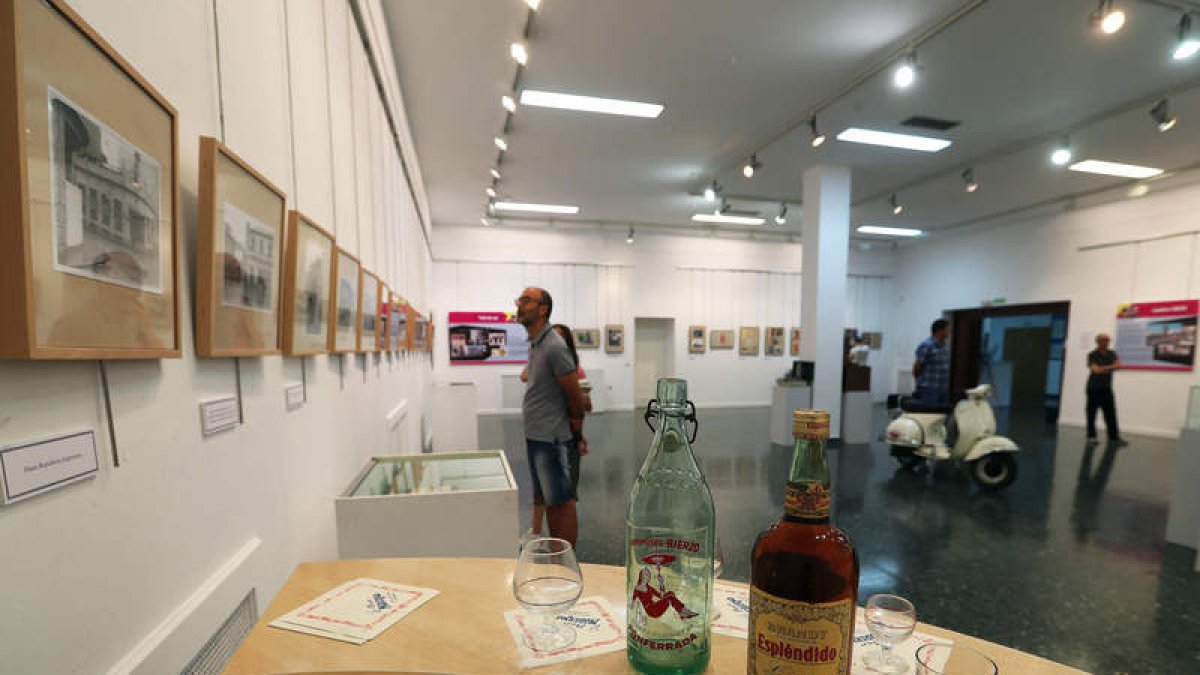 Fotografías y objetos de los años ye yé. ANA F. BARREDO