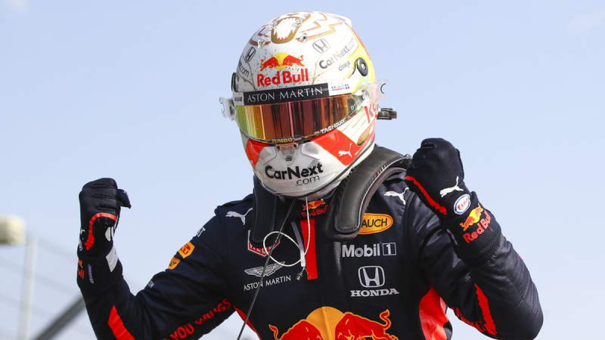 Verstappen celebra eufórico su triunfo en Silverstone. LENNON