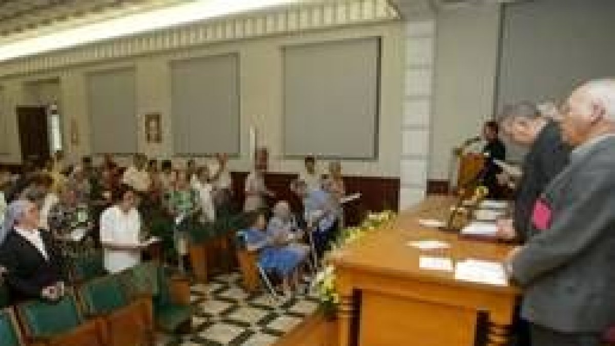 El obispo de León en el encuentro que mantuvo con los misioneros