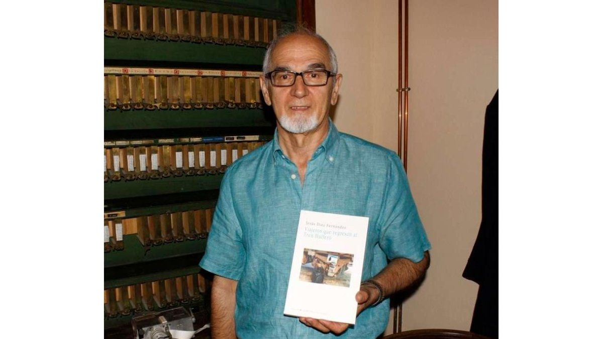 Jesús Díez posa con su última creación literaria. CAMPOS