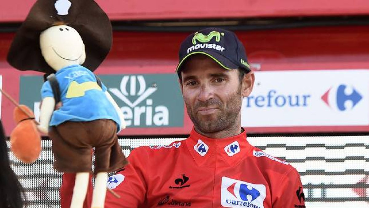 Alejandro Valverde celebra su victoria en la sexta etapa de la Vuelta y el liderato, en el podio de La Zubia.