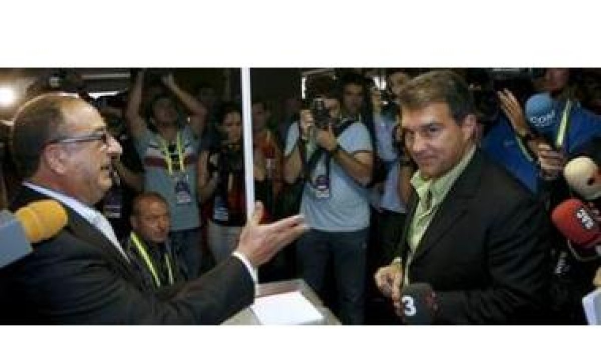 Rosell posa con su equipo después de su triunfo en las elecciones a la presidencia del Barça.