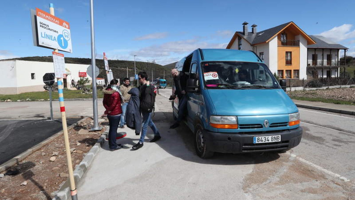 Uno de los autobuses del plan de movilidad Itermédulas, suspendido de forma definitiva. ANA F. BARREDO