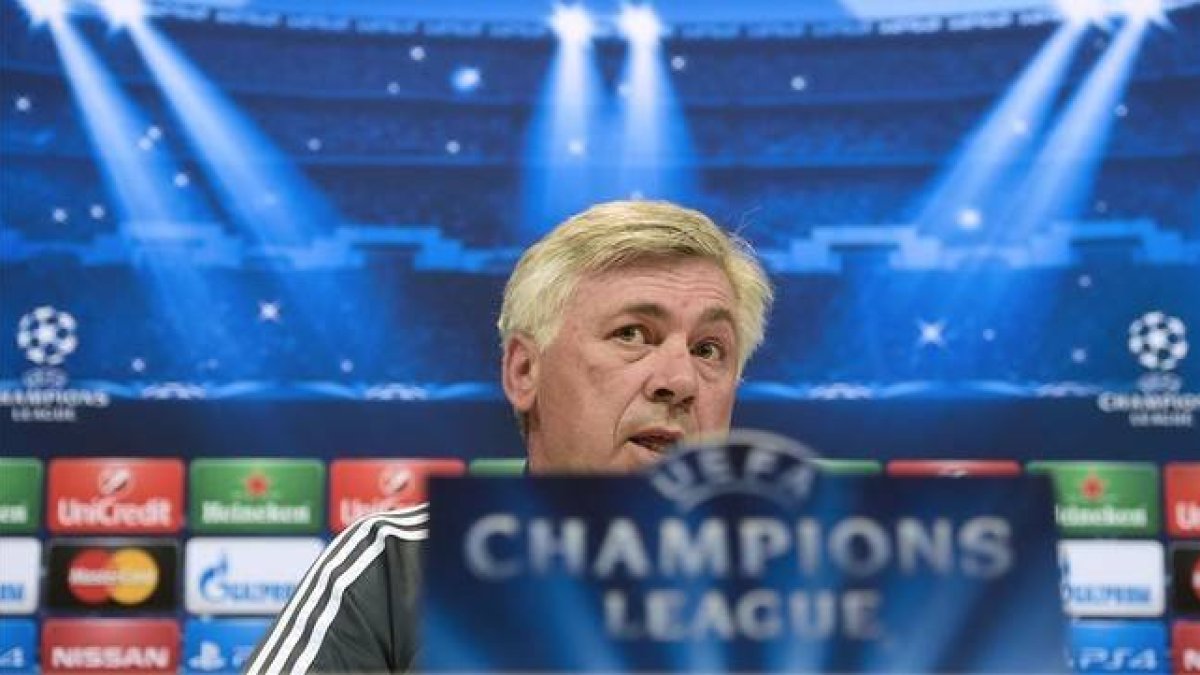 Carlo Ancelotti, durante la rueda de prensa en Valdebebas, este lunes.