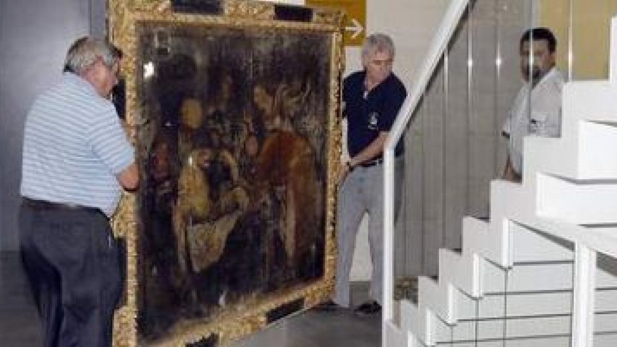 Imagen de archivo del momento en el que el «Tiziano de Sahagún» llega al Museo de León.