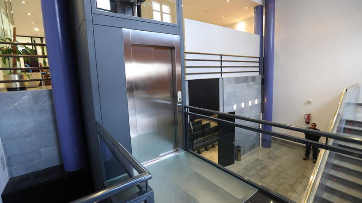 El flamante ascensor de la casa consistorial está adaptado para minusválidos y en él se accede al Registro y al salón de plenos. L. DE LA MATA