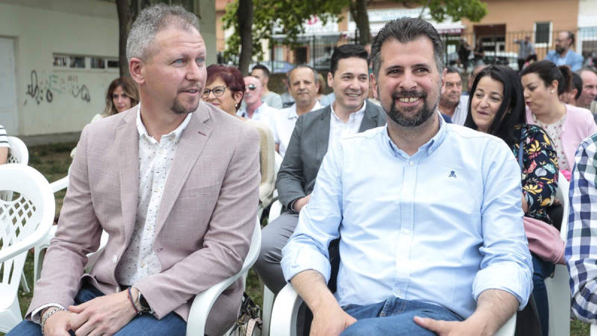 El candidato socialista Jorge Pérez fue arropado por el secretario general en CyL, Luis Tudanca. CAMPILLO