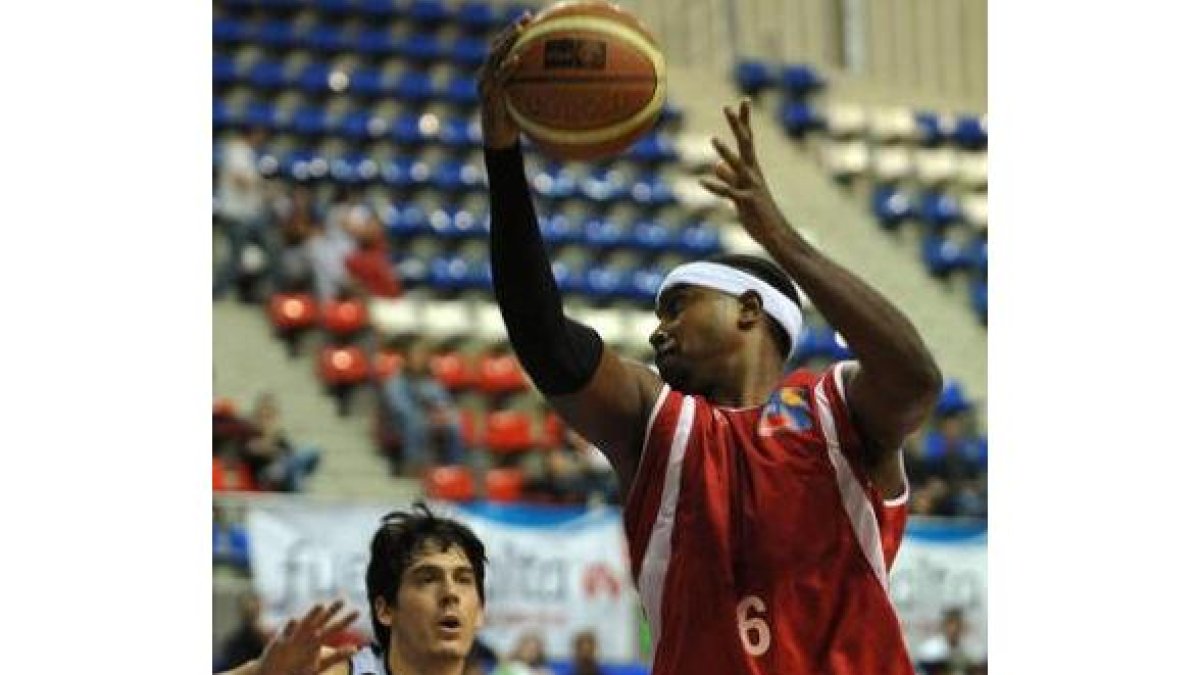 Rick Hughes atrapa con autoridad un rebote en un partido.