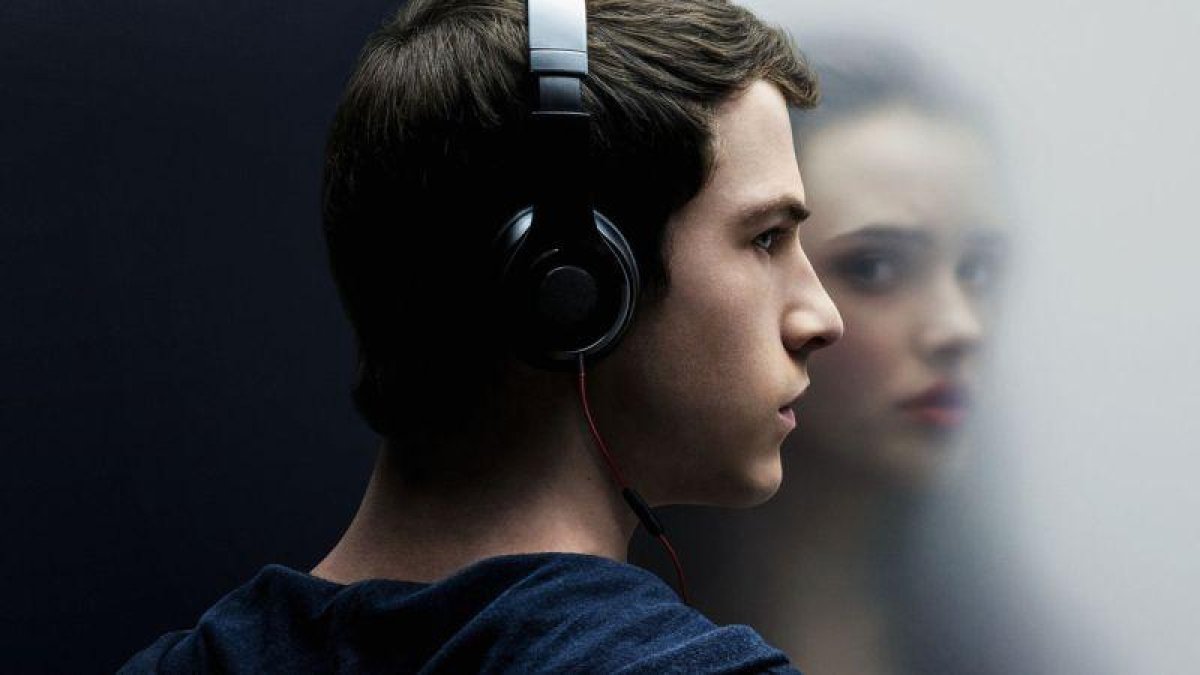 Dylan Minnette y Katherine Langford, en una imagen promocional de la producción de Netflix 'Por 13 razones'.