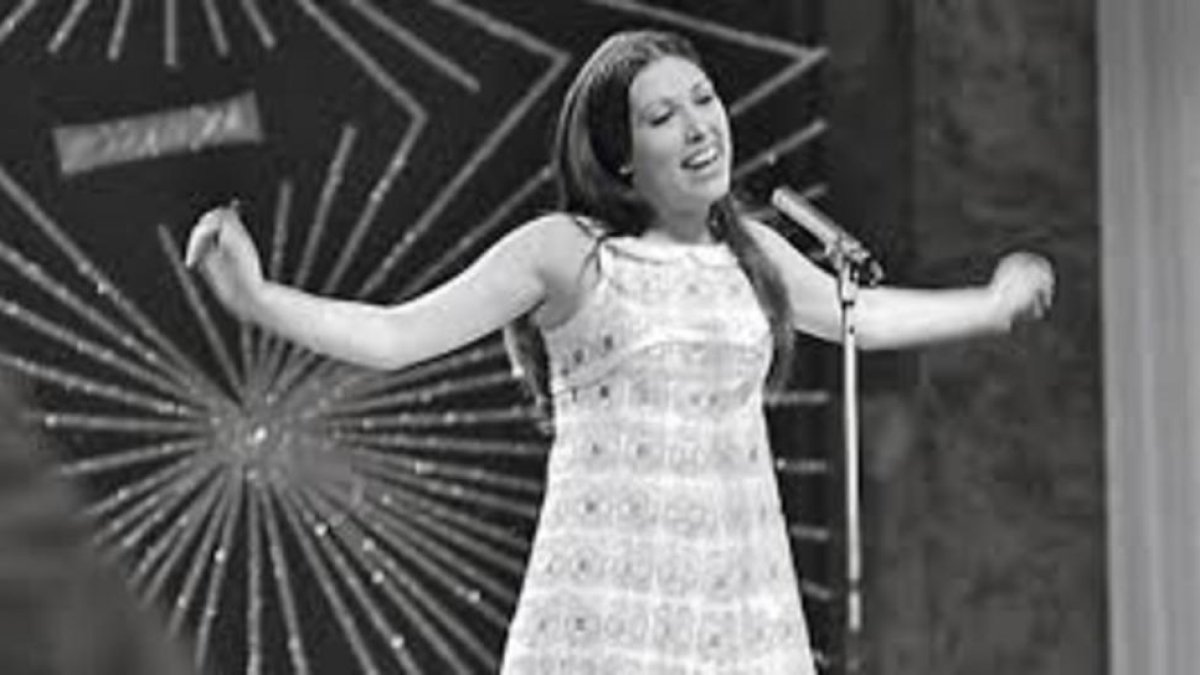 Massiel cantando el