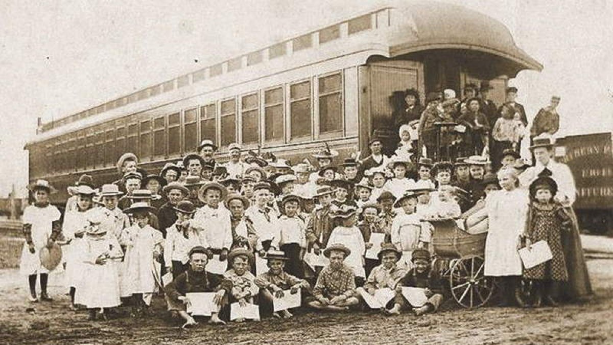 Uno de los trenes que traladó huérfanos al Medio Oeste. A la derecha, la escritora Christina Baker, que ha rescatado la historia.