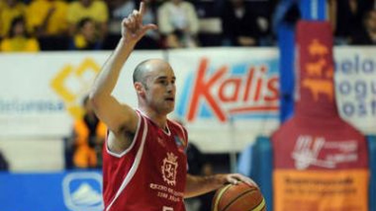 El base de Baloncesto León Juanjo Bernabé marca una jugada durante el partido de ayer.