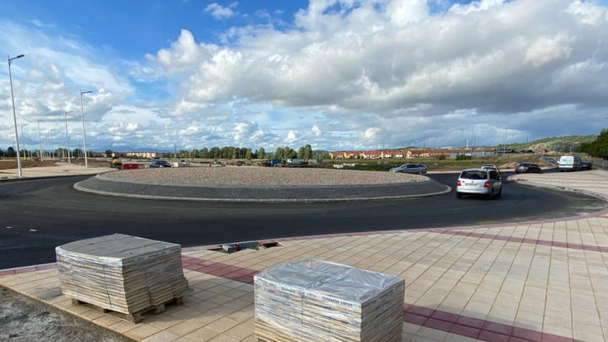 Ramiro. Nueva rotonda en el acceso del polígono de La Granja