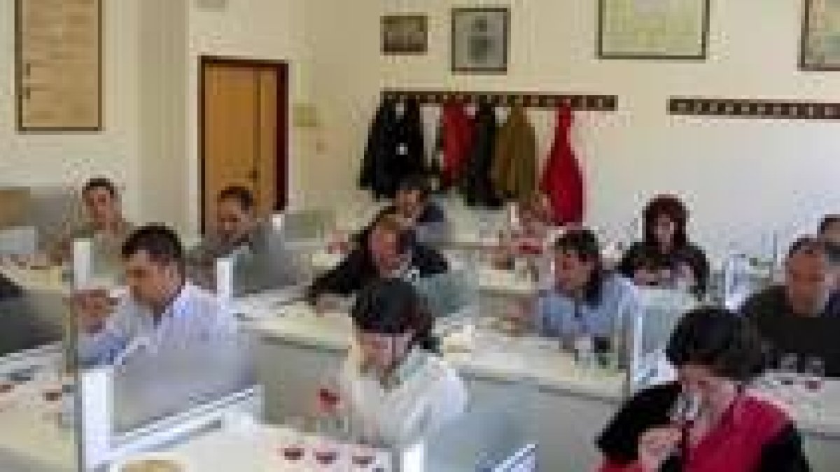 Los enólogos durante la cata de vinos que tuvo lugar el año pasado en Valencia de Don Juan