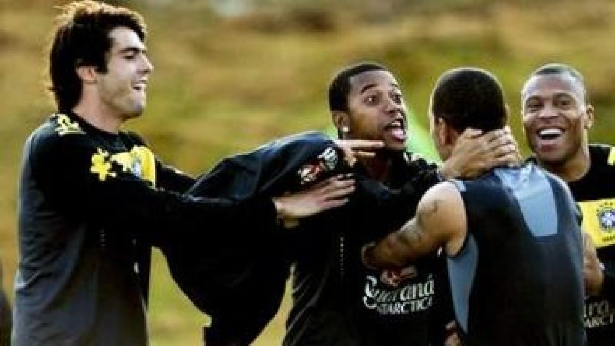 Los brasileños Kaká, Robinho y Julio Baptista, felices en el entrenamiento de Brasil.