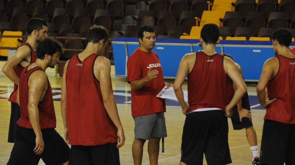 La plantilla de Baloncesto León sigue con preocupación la situación de crisis que atraviesa el club.