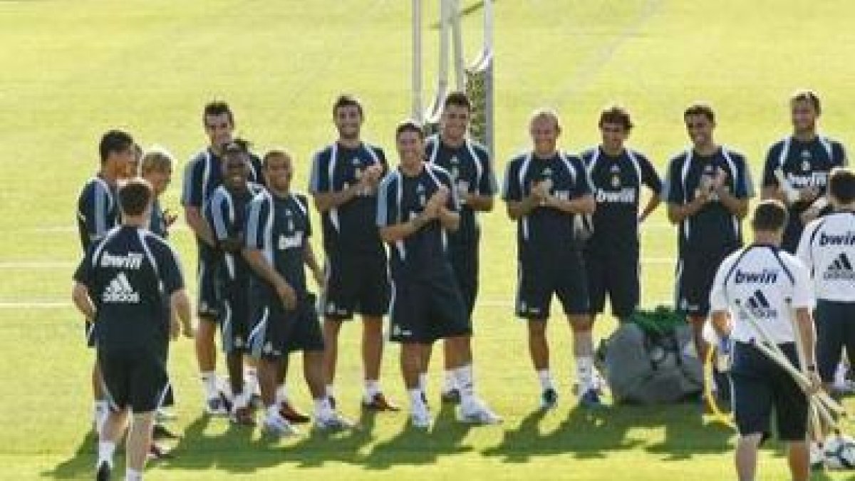 Xabi Alonso, de espaldas, es recibido por el resto de jugadores madridistas.