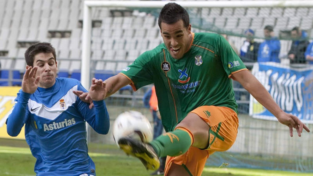 Ayoze, derecha, en el partido de esta temporada frente al Real Oviedo en el Carlos Tartiere.