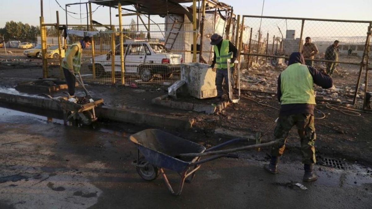 El lugar de la explosión del coche bomba, poco después.