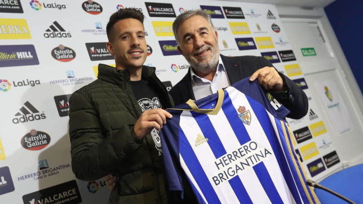 Iván Rodríguez ya tiene su camiseta, pero aún sin dorsal.