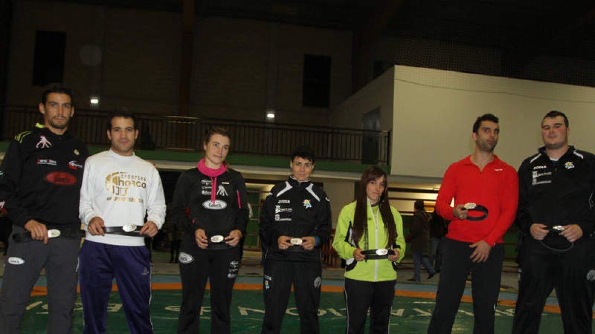 Los cintos con las hebillas de plata en manos de sus campeonas y campeones del LXX Provincial.