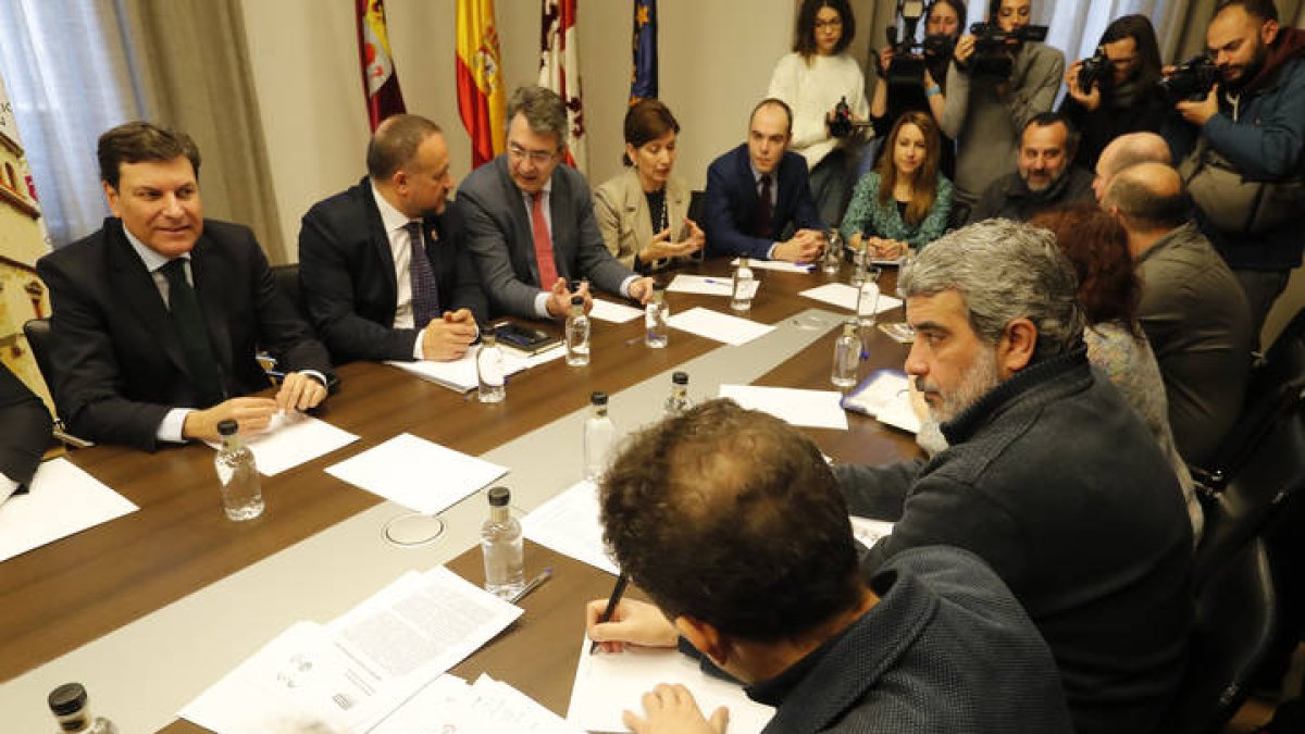 Reunión de la mesa por León. RAMIRO
