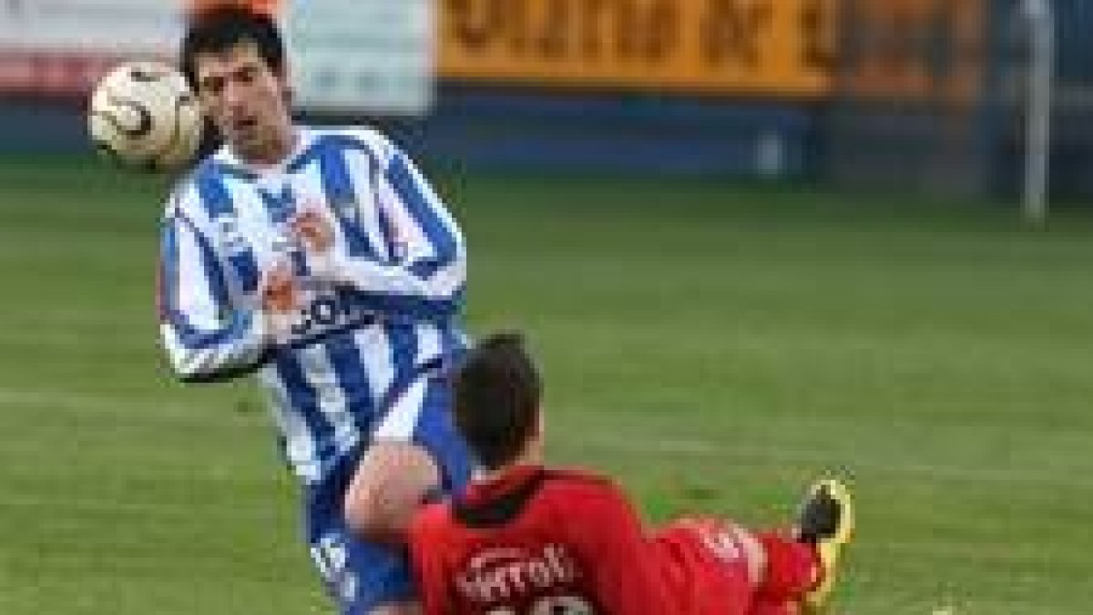 Aitor Fernández jugó veinte minutos. Fran le ayuda tras una tarascada