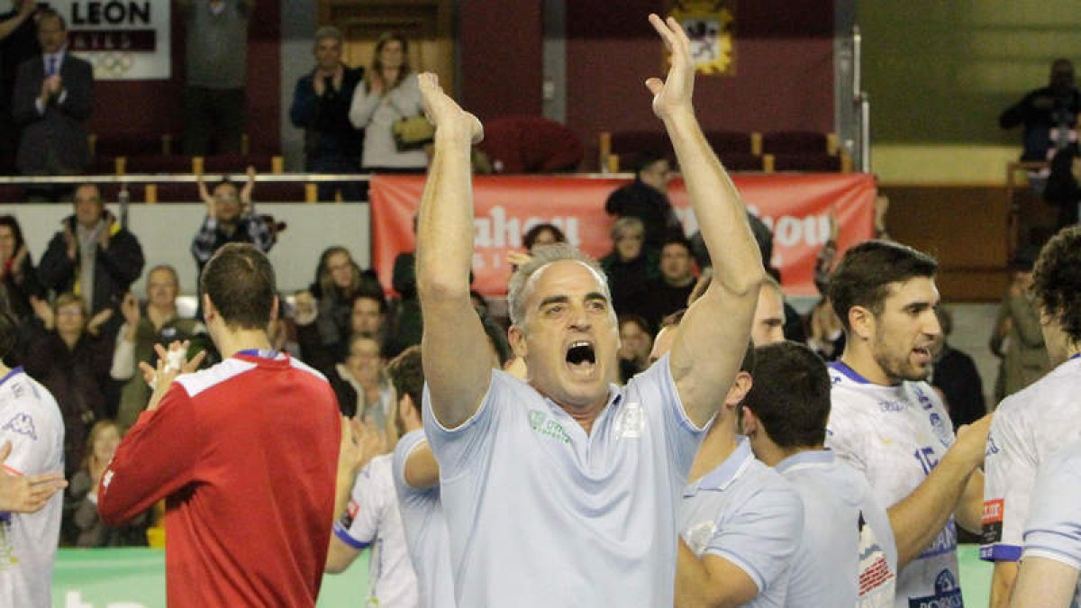 Guijosa celebra en el Palacio la victoria frente al Granollers en la primera vuelta. SECUNDINO PÉREZ