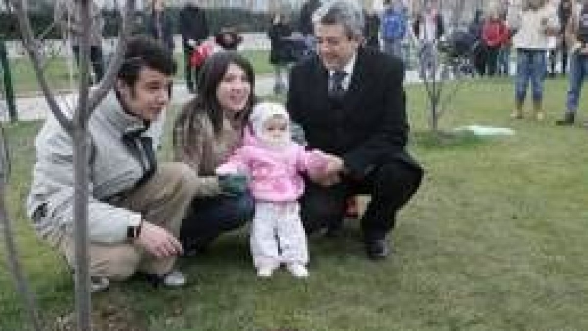 Miguel Martínez juntos a unos padres y su hijo, en una imagen de archivo