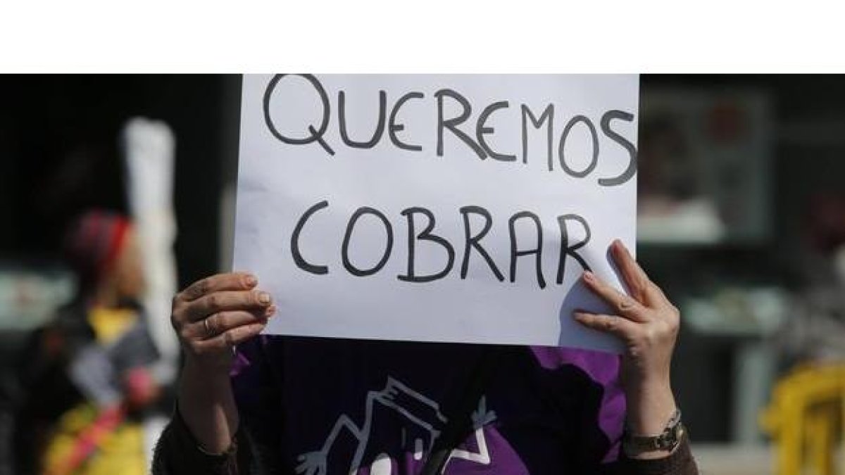 Una trabajadora de Everest durante una protesta por la liquidación de la empresa