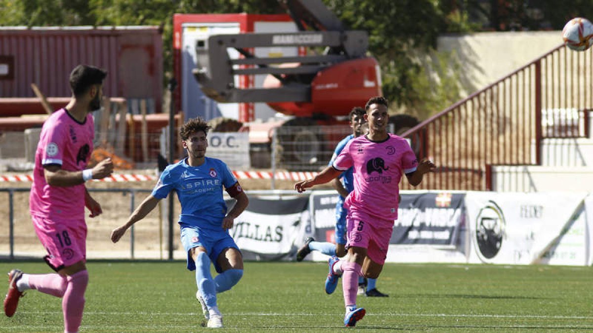 Aarón Piñán marcó el primer gol de la Cultural desde su propio campo, que igualó el inicial del Unionistas. Un soberbio tanto que no lo acompañó una victoria. ALMEIDA