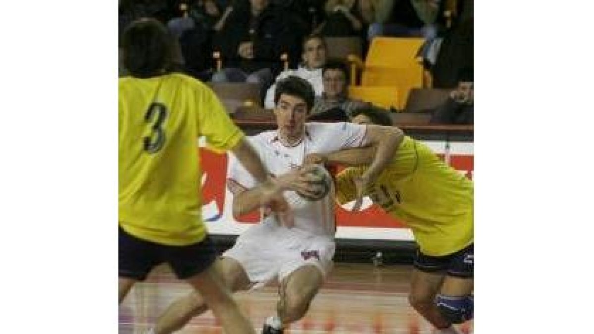 Curuvija intenta deshacerse de un rival en un partido del año pasado