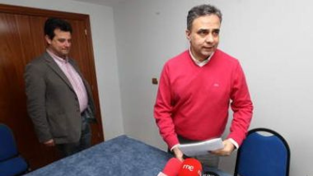Herrero Rubinat y Joaquín Otero, ayer en un hotel de Ponferrada anunciando su PNL.